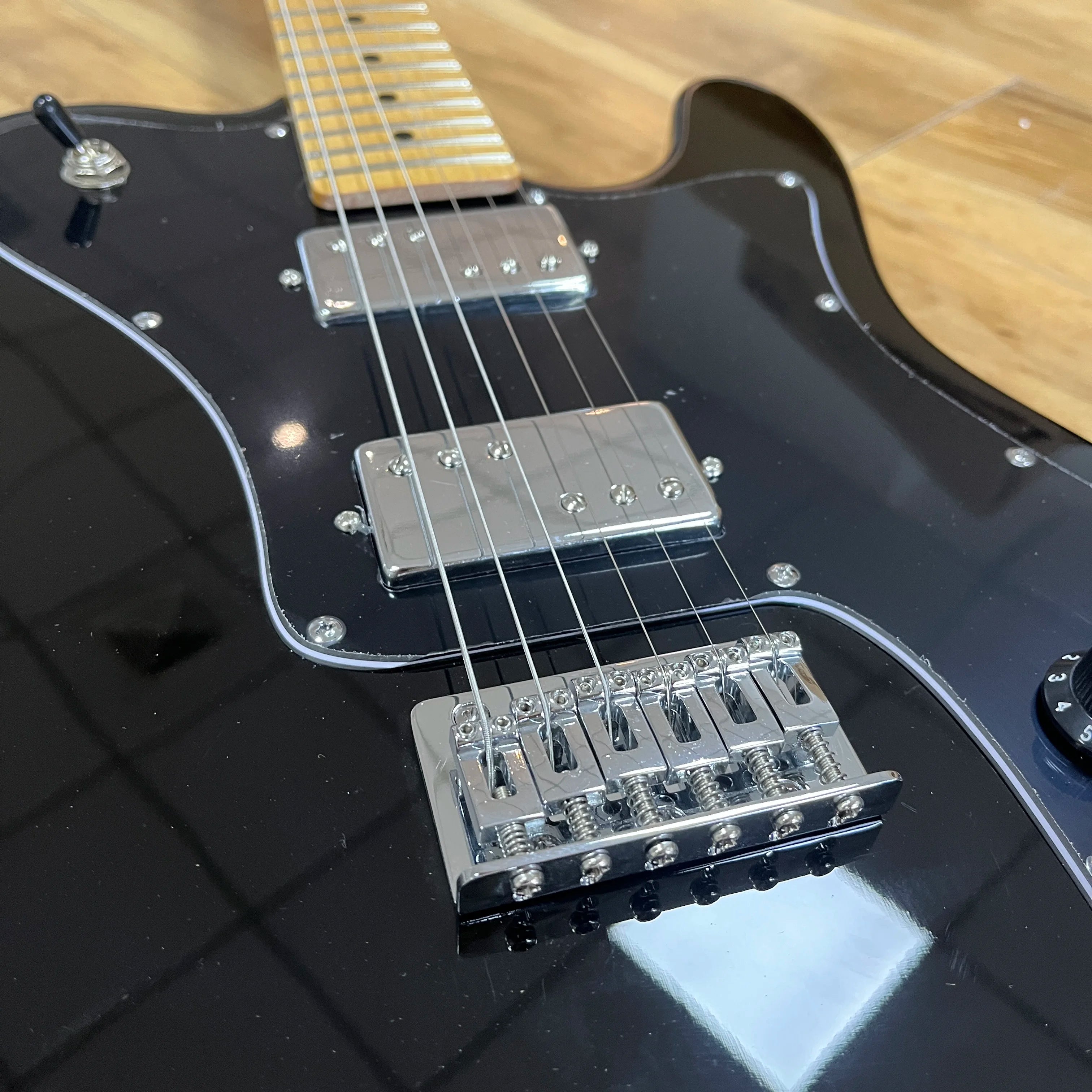 Costom 6-String Electric Guitar Maple Neck High Gloss Black Body String Through the Body Solid Wood Quality Free Shipping