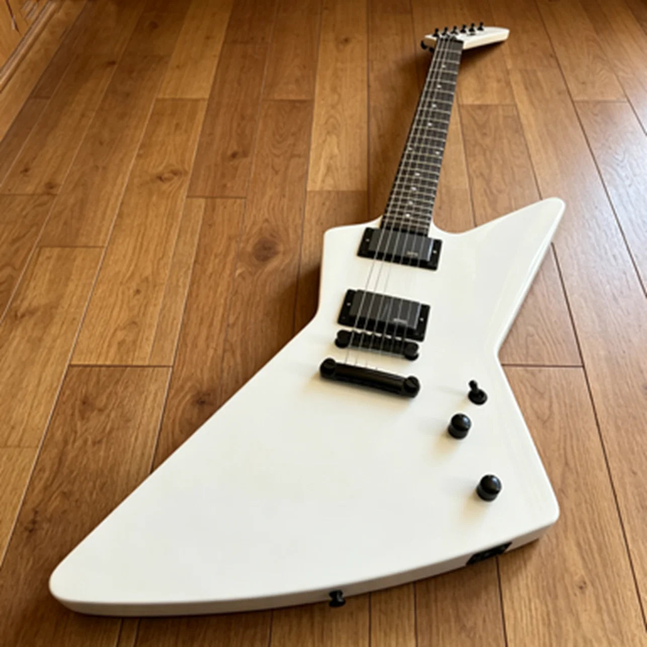 Electric guitar, 6 strings, diverse styles, beautiful sound quality, fast shipping, free shipping