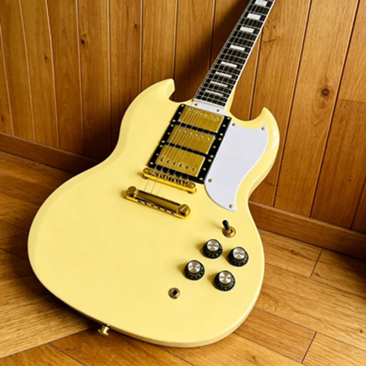 Electric guitar, 6 strings, diverse styles, beautiful sound quality, fast shipping, free shipping