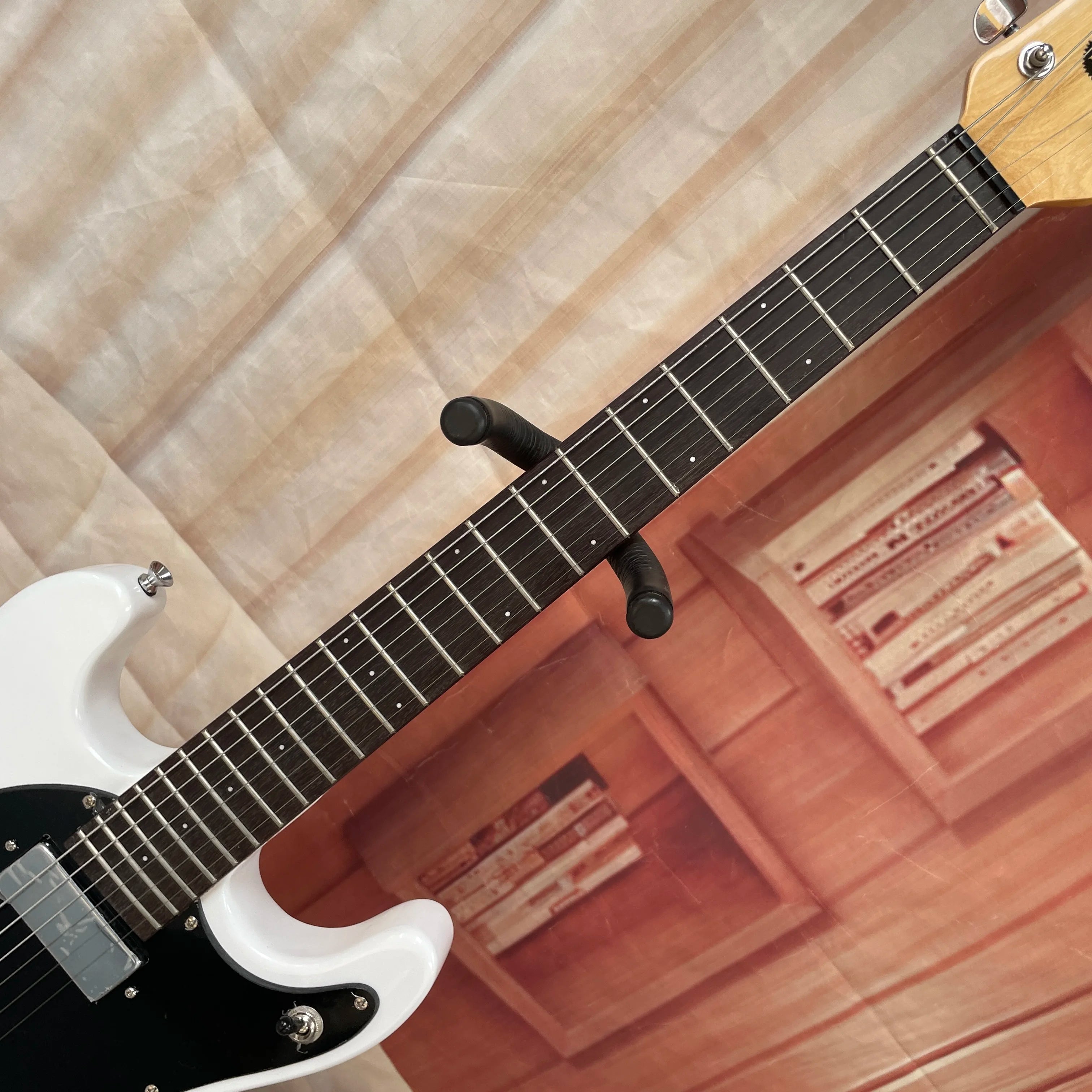 6-string electric guitar with a  white body and black pickguard, rosewood fretboard guitars—retro-style lightweight  guitarra