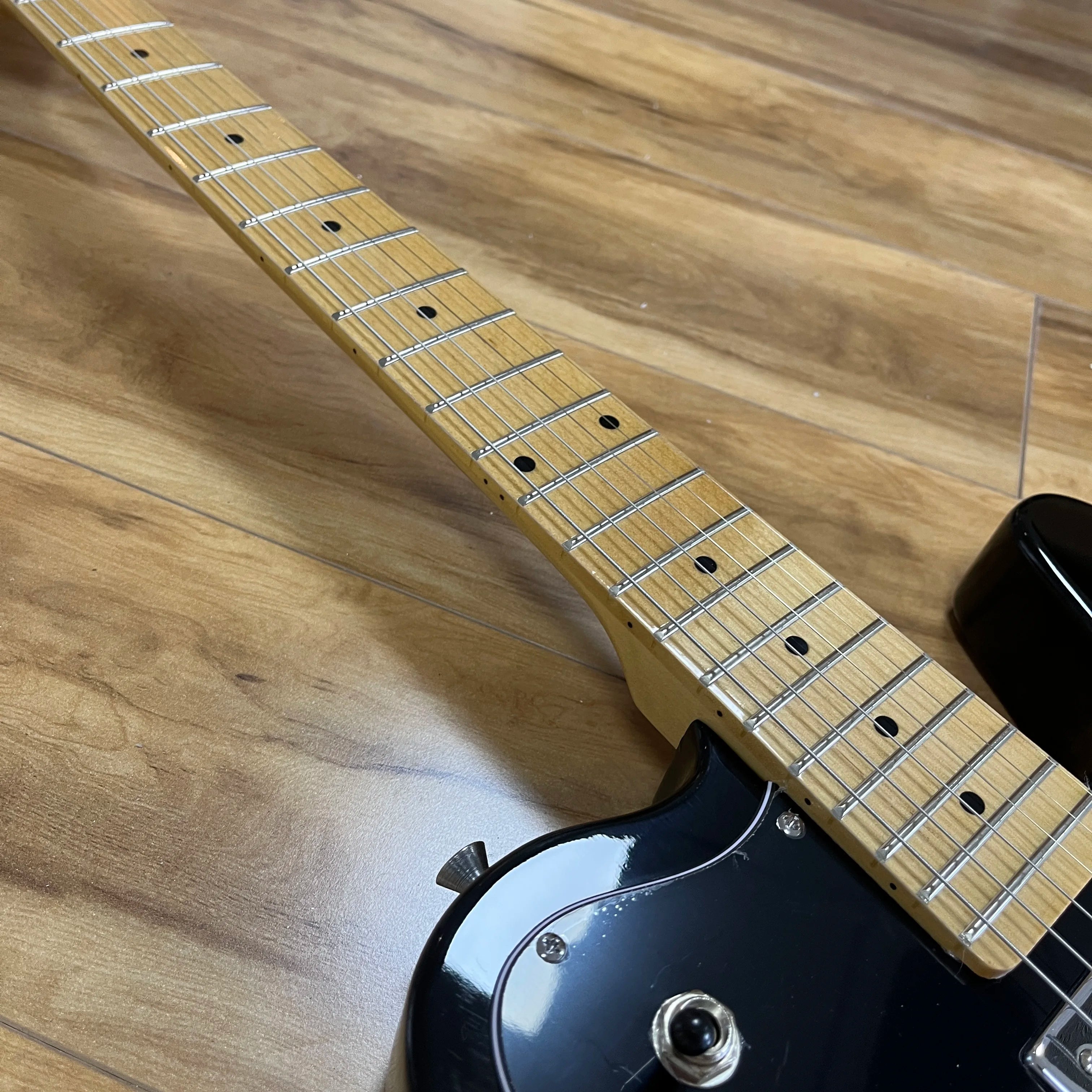 Costom 6-String Electric Guitar Maple Neck High Gloss Black Body String Through the Body Solid Wood Quality Free Shipping