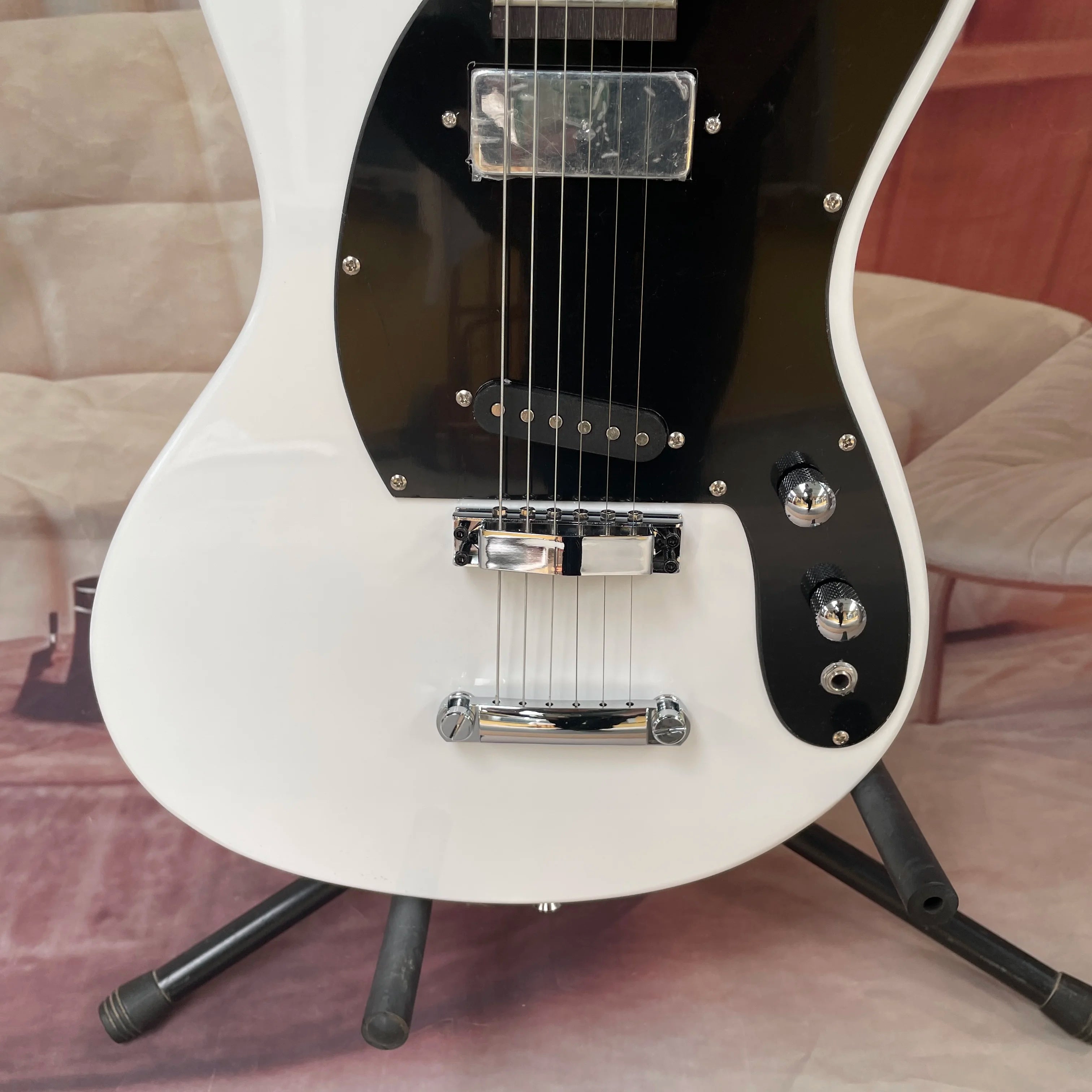 6-string electric guitar with a  white body and black pickguard, rosewood fretboard guitars—retro-style lightweight  guitarra