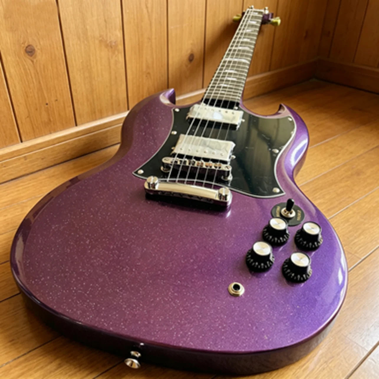 Electric guitar, 6 strings, diverse styles, beautiful sound quality, fast shipping, free shipping