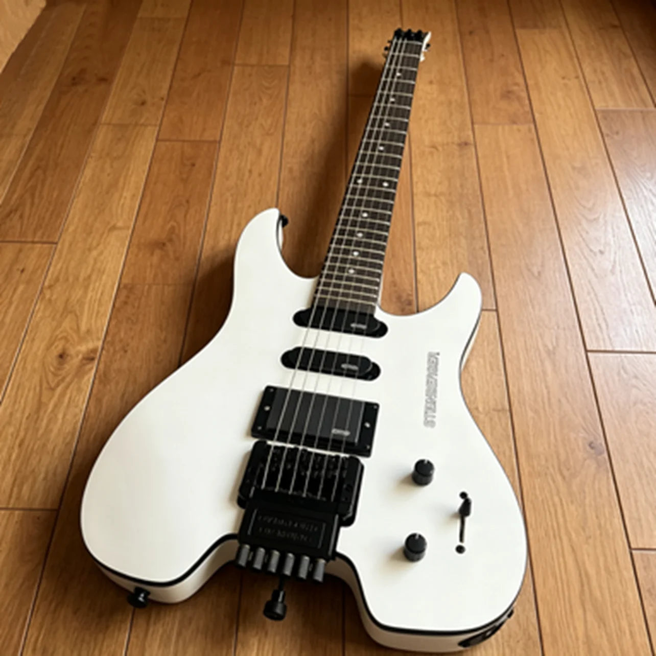 Electric guitar, 6 strings, diverse styles, beautiful sound quality, fast shipping, free shipping