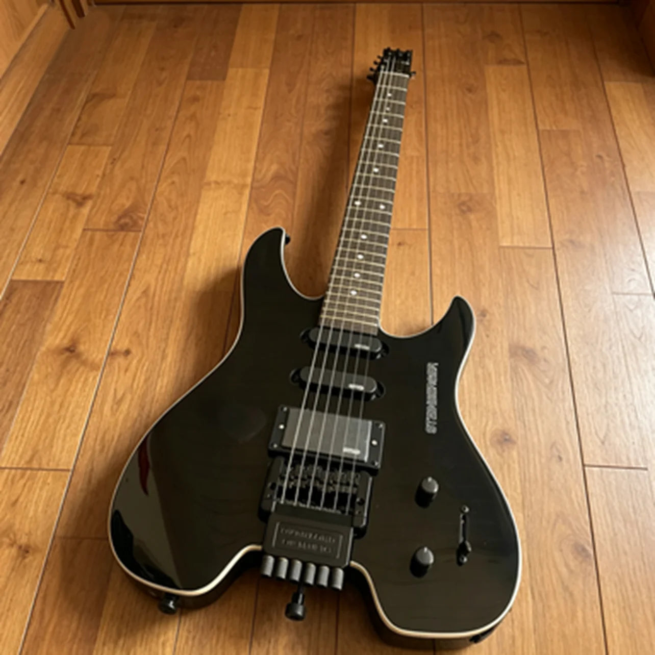 Electric guitar, 6 strings, diverse styles, beautiful sound quality, fast shipping, free shipping