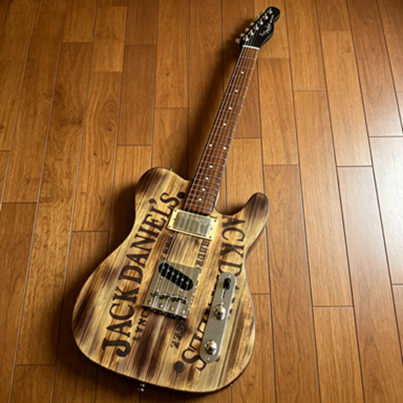 Electric guitar, 6 strings, diverse styles, beautiful sound quality, fast shipping, free shipping