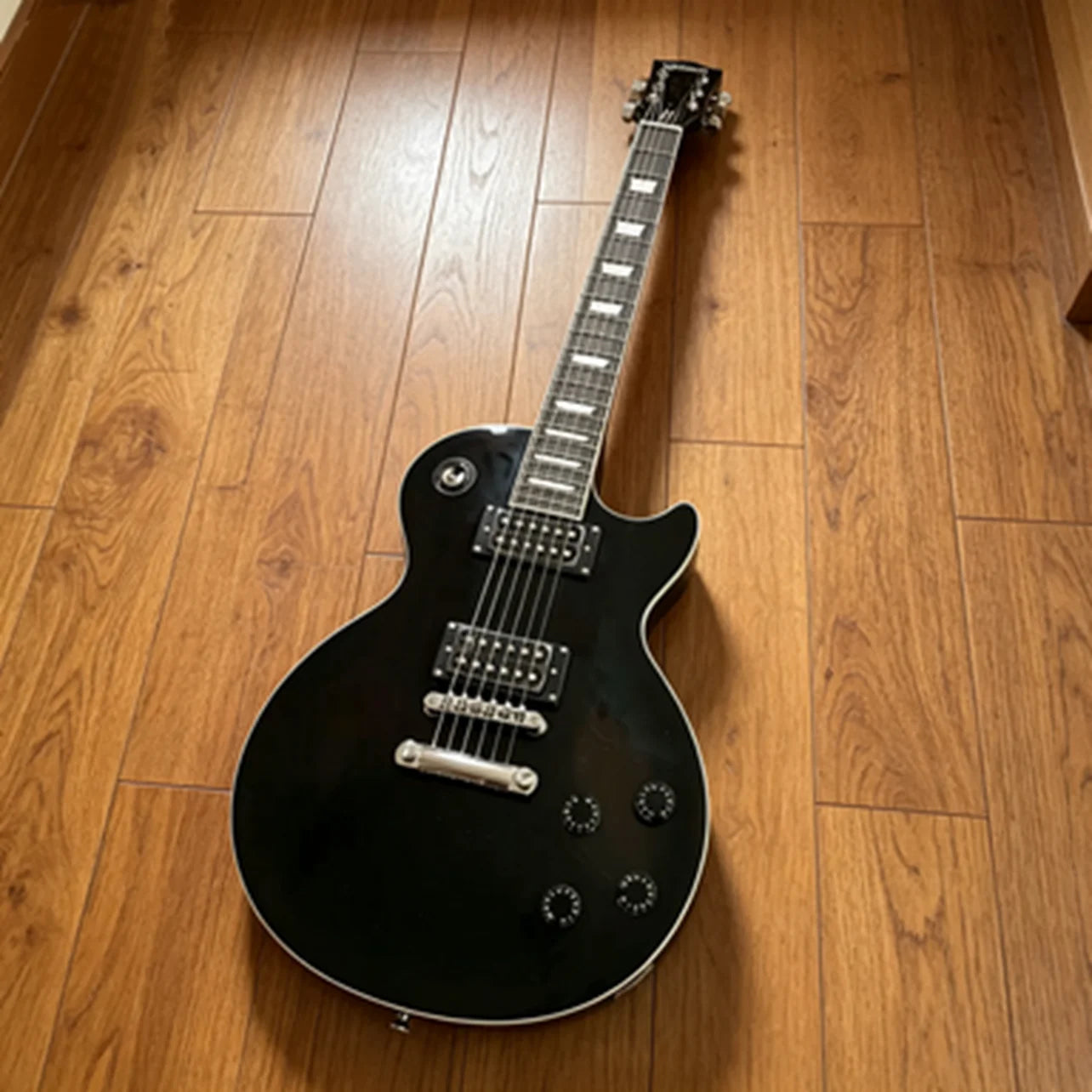 Electric guitar, 6 strings, diverse styles, beautiful sound quality, fast shipping, free shipping