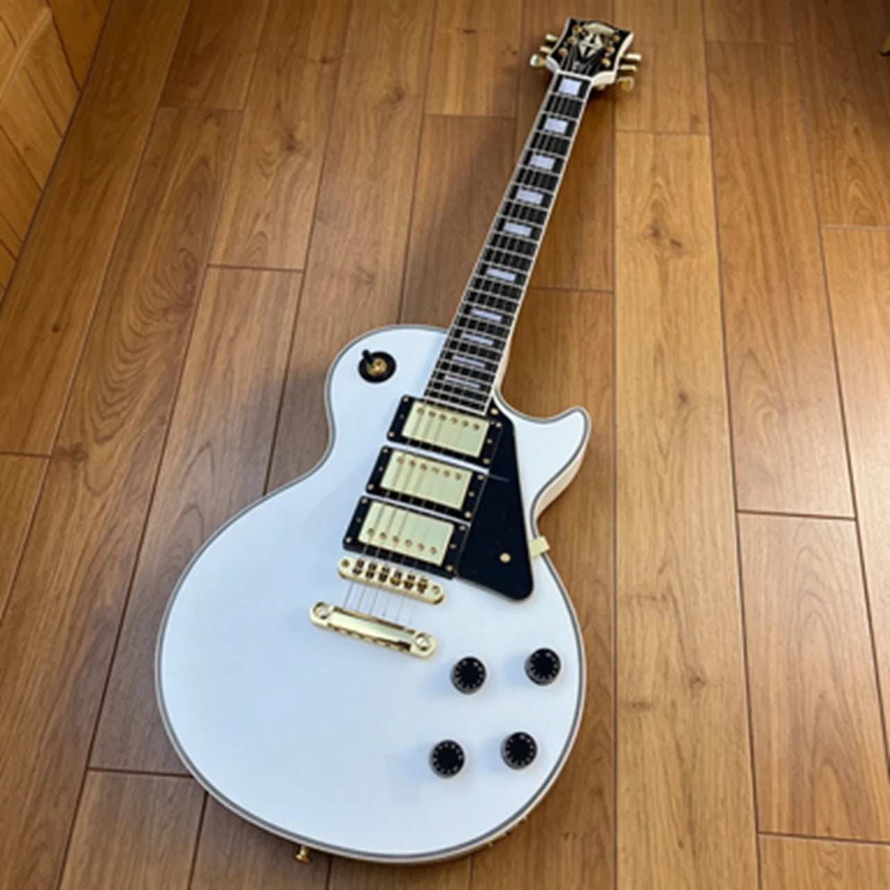 Electric guitar, 6 strings, diverse styles, beautiful sound quality, fast shipping, free shipping