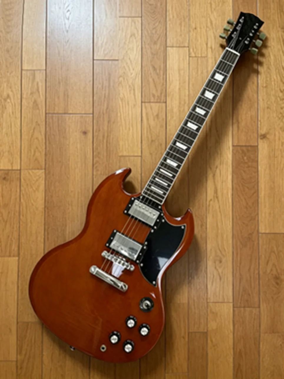 Electric guitar, 6 strings, diverse styles, beautiful sound quality, fast shipping, free shipping