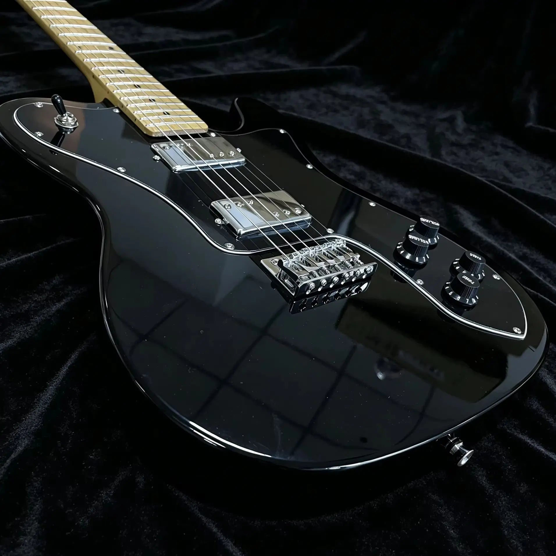 Costom 6-String Electric Guitar Maple Neck High Gloss Black Body String Through the Body Solid Wood Quality Free Shipping