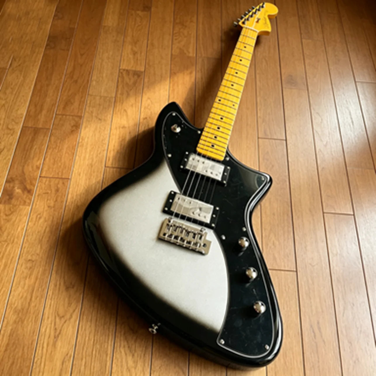 Electric guitar, 6 strings, diverse styles, beautiful sound quality, fast shipping, free shipping