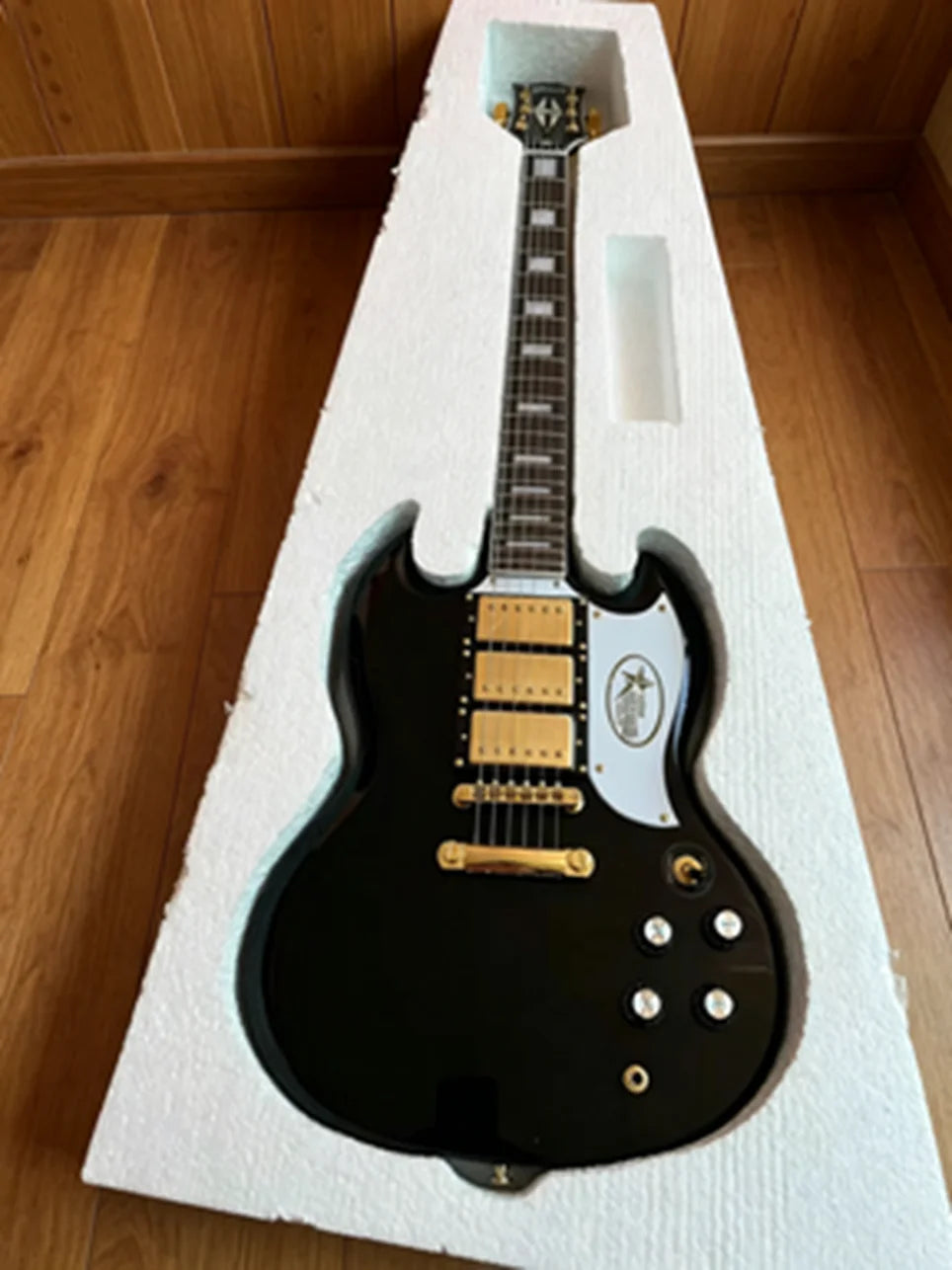 Electric guitar, 6 strings, diverse styles, beautiful sound quality, fast shipping, free shipping